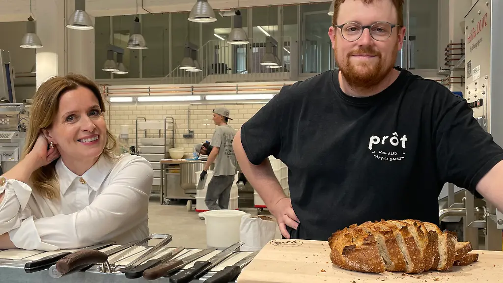 Test Brotmesser Autorin Maren Mangold mit Bäckermeister Alex Onasch und allen Testmessern2.jpg